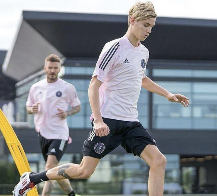 九游体育-集结日丹佛掘金备战欧超杯，豪取连胜细节曝光，更衣室稳定，临场指挥获称赞