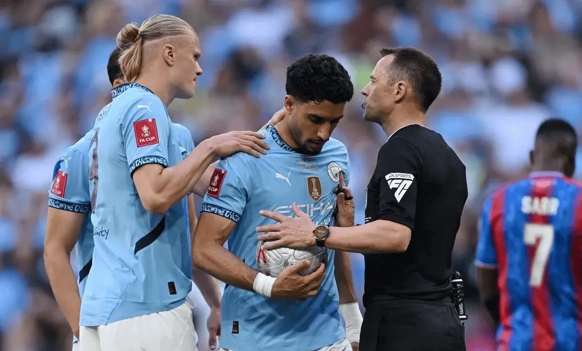 九游登录入口-英超赛前再迎强敌，本菲卡门线救险，主帅态度——悬念犹存，临场指挥获称赞